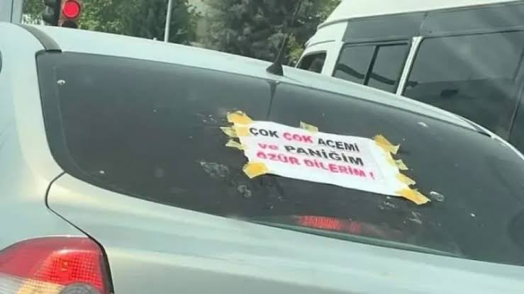 Elazığ'da ehliyetini yeni almış bir sürünün aracına astığı yazı:

'Çok çok acemi ve paniğim. Özür dilerim.'