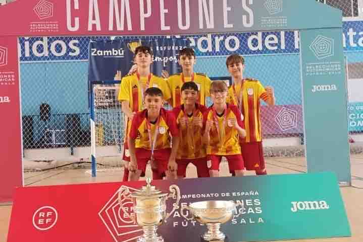 😉 L’actualitat de la base, al dia!
1️⃣ El Cadet, campió de lliga.
2️⃣ 6 jugadors del Barça, campions d’Espanya sub12 i sub14 amb la Catalana.
👉 barca.link/VjCY50RnZfQ