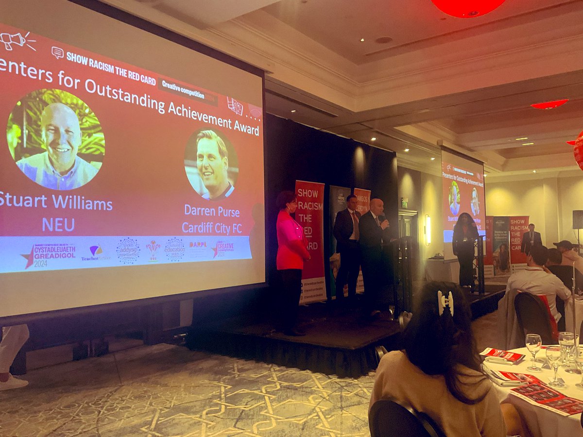 The first award today is the outstanding achievement award for primary aged pupils, presented by @NEUCymru policy officer & chair of the Welsh Advisory Committee at @theredcardwales Stuart Williams & U21’s manager @CardiffCityFC @darrenpurse.   #ShowRacismtheRedCard #SRtRCComp24