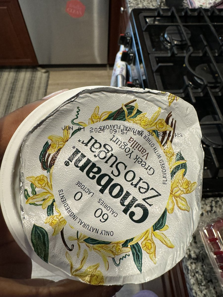 NOTTmyproblem's tweet image. Ugh morning breakfast ruined. Thanks @Chobani 😒 Yes, that’s a June 2024 expiration date.
