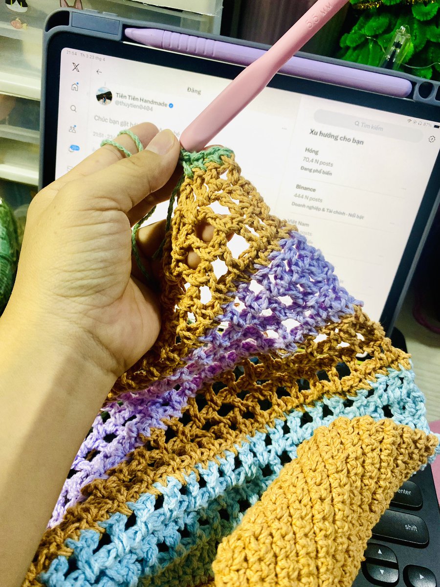 👩‍💻Vừa cày X.

🧶Lại vừa tranh thủ móc chiếc TÚI RỰC RỠ cho mùa hè sắp tới 😆

#handmade #crochet