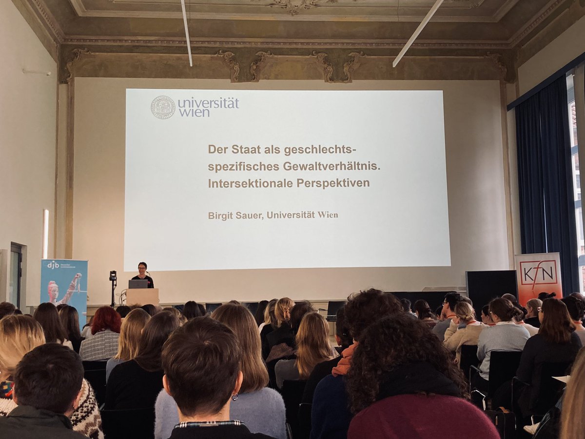 Im heutigen Hauptvortrag sprach Prof. Dr. Birgit Sauer von der Universität Wien über den Staat als geschlechtsspezifisches Gewaltverhältnis und betrachtete das Thema insbesondere aus intersektionalen Perspektiven. Vielen Dank für diese spannende Präsentation! #genderandcrime