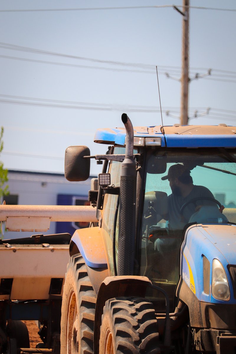 Large farm machinery is back on the roads! If cars can't pass farm equipment safely, consider moving the equipment to a safe spot on the shoulder and stop to let traffic go around. Aside from these stops, farmers shouldn’t drive on the shoulder. Let’s have a safe #Plant24!