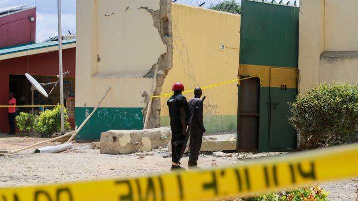 Malijetactu's tweet photo. Plus de 100 détenus s'évadent d'une prison nigériane endommagée par de fortes pluies #nigeria #aes #niger #burkina #mali https://t.co/xluGItUGiO #malijet https://t.co/Rao7iWWwE3