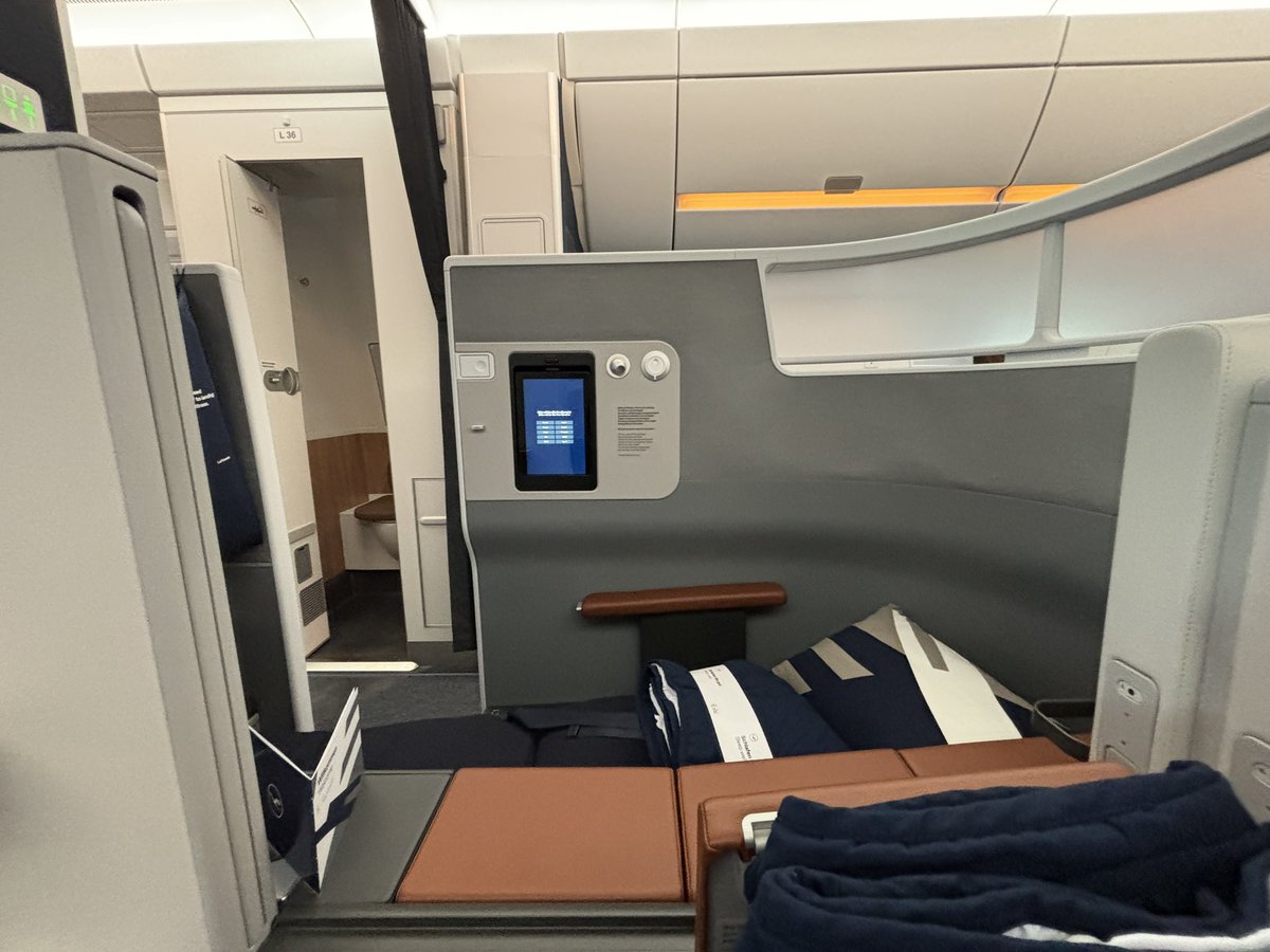 Allplane's tweet image. This is how the world looks like from one of the new #LufthansaAllegris business class suites (note that this is still the biz class cabin, there are going to be also full privacy First Class suites which are not installed yet)