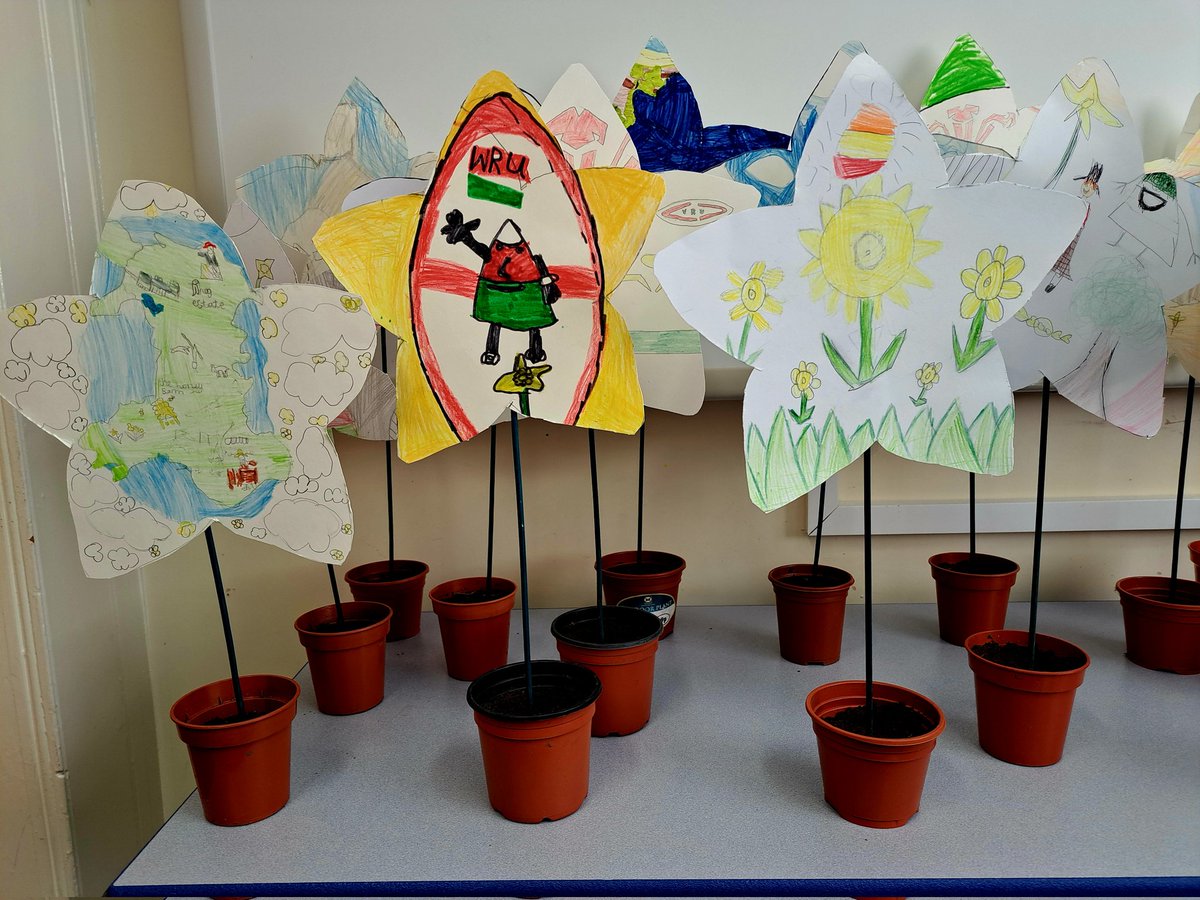 TimPughArtist's tweet photo. Epic drawing and beach plastic workshops yesterday at Ysgol Llandullas,Conwy helping Year 3 artists create their own Cymru/daffodil drawing installation. Well done everyone and Diolch yn fawr for inviting me. @YsgLlandd @Arts_Wales_ #mixedmedia #drawing #cymru #beachplastic https://t.co/6MjIKOoL3O