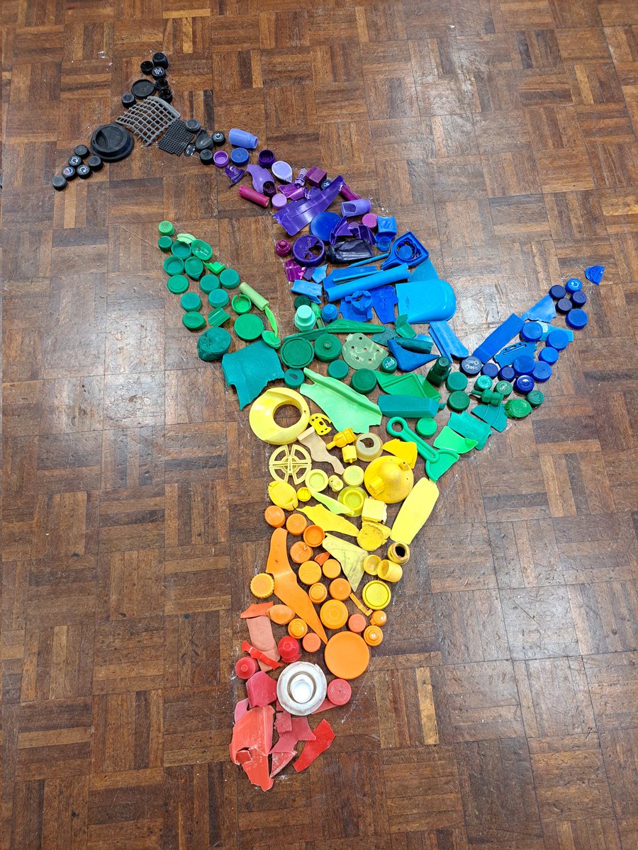 TimPughArtist's tweet photo. Epic drawing and beach plastic workshops yesterday at Ysgol Llandullas,Conwy helping Year 3 artists create their own Cymru/daffodil drawing installation. Well done everyone and Diolch yn fawr for inviting me. @YsgLlandd @Arts_Wales_ #mixedmedia #drawing #cymru #beachplastic https://t.co/6MjIKOoL3O