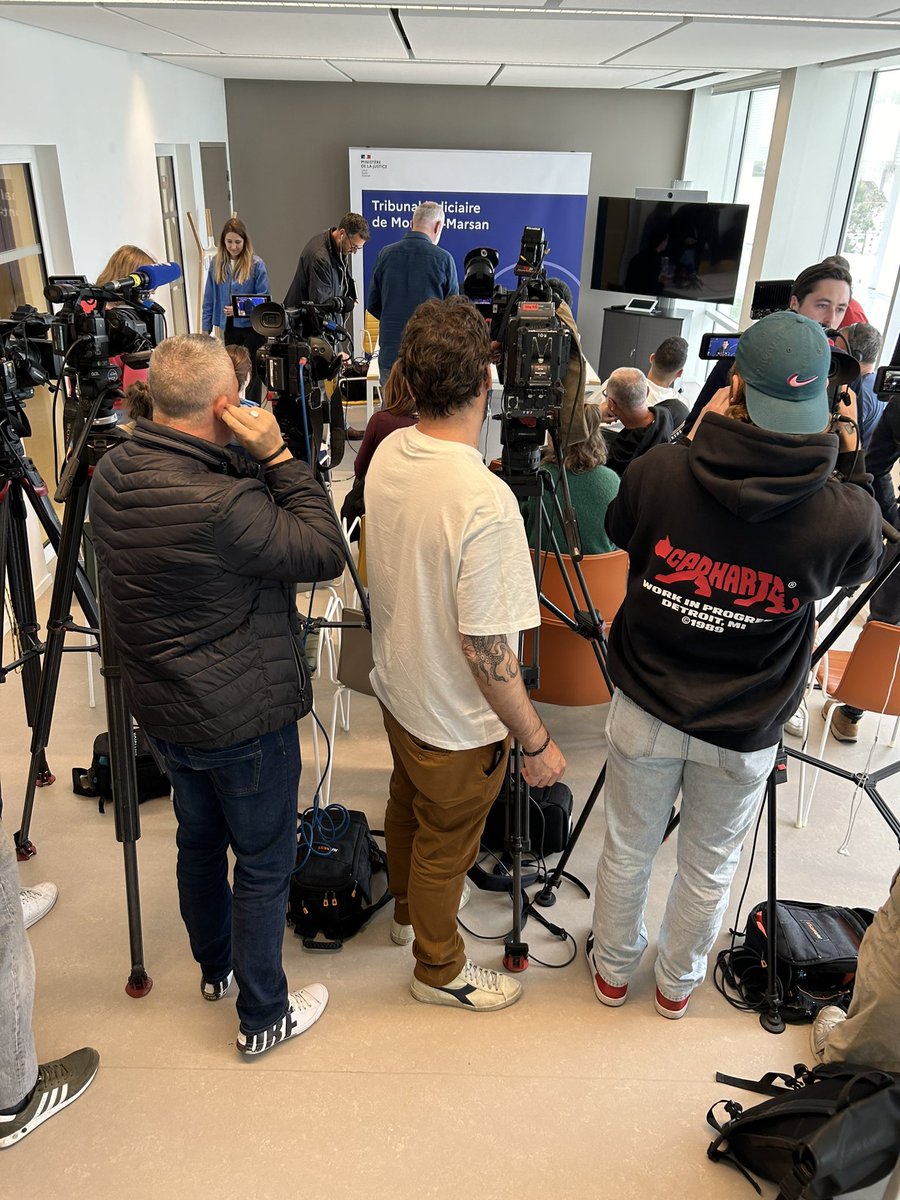 Sept caméras sont déjà alignées dans la salle de la conférence de presse concernant l’affaire de @KendjiGirac @SO_Landes @SO_Bordeaux #montdemarsan
