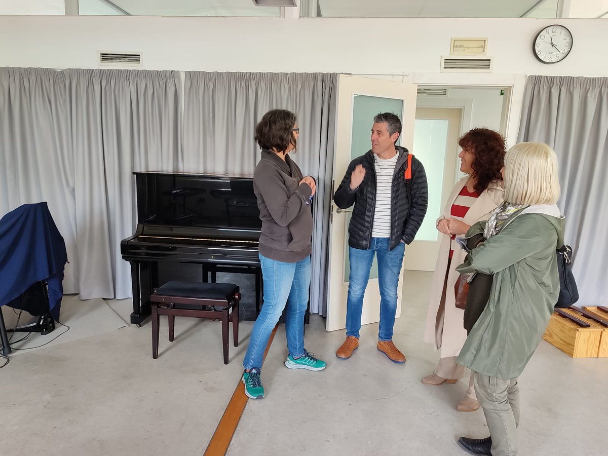 Educació Mataró (@educaciomataro) on Twitter photo 📌Aquest matí una delegació de l' Ajuntament de Sant Joan Despí ha visitat l' Escola Municipal de Música <a href="/EMMMataro/">EMM Mataró</a> per conèixer el projecte que desenvolupem
<a href="/BeaDelgado20/">Bea Delgado</a>
<a href="/matarocat/">Ajuntament de Mataró</a>
#MataróMúsica 📌Aquest matí una delegació de l' Ajuntament de Sant Joan Despí ha visitat l' Escola Municipal de Música <a href="/EMMMataro/">EMM Mataró</a> per conèixer el projecte que desenvolupem
<a href="/BeaDelgado20/">Bea Delgado</a>
<a href="/matarocat/">Ajuntament de Mataró</a>
#MataróMúsica