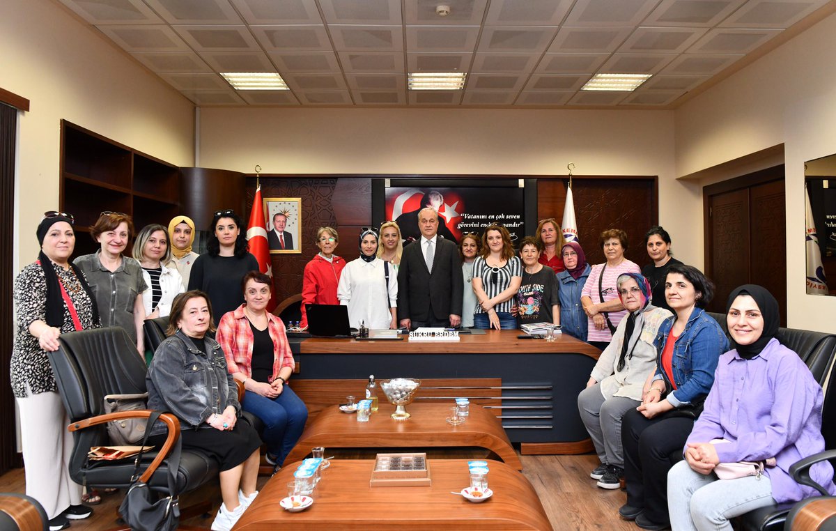 Belediye Başkanımız Şükrü Erdem, Cumhuriyet Halk Partisi Mustafakemalpaşa İlçe Kadın Kolları Başkanı Raziye Acar ve yönetimi ile bir araya geldi. Ziyaretleri ve hoşsohbetleri için teşekkür ederiz. #Mustafakemalpaşa