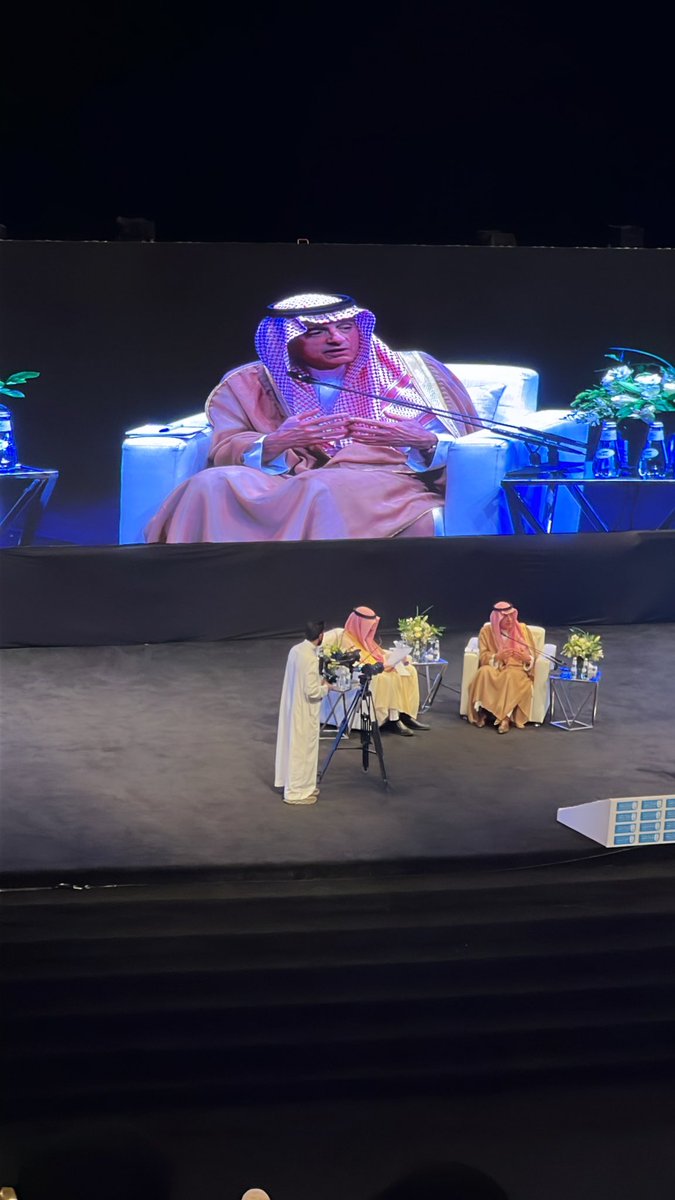 maa2ar's tweet photo. تشرفت بحضور الجلسة الحوارية مع وزير الدولة للشؤون الخارجية معالي الأستاذ عادل الجبير ، لقاء مُثري جداً 💙 https://t.co/okaWuIkhr2