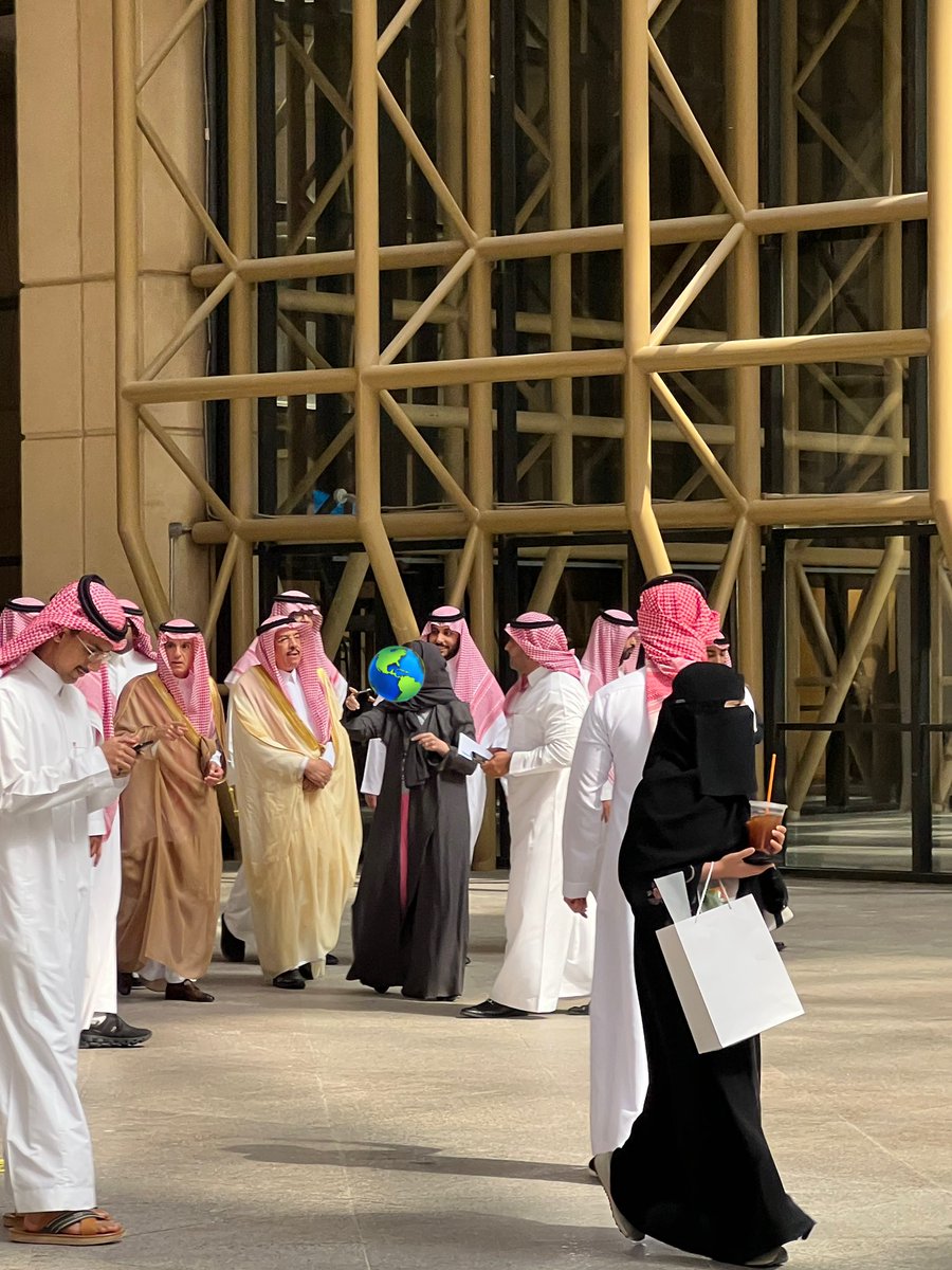 maa2ar's tweet photo. تشرفت بحضور الجلسة الحوارية مع وزير الدولة للشؤون الخارجية معالي الأستاذ عادل الجبير ، لقاء مُثري جداً 💙 https://t.co/okaWuIkhr2