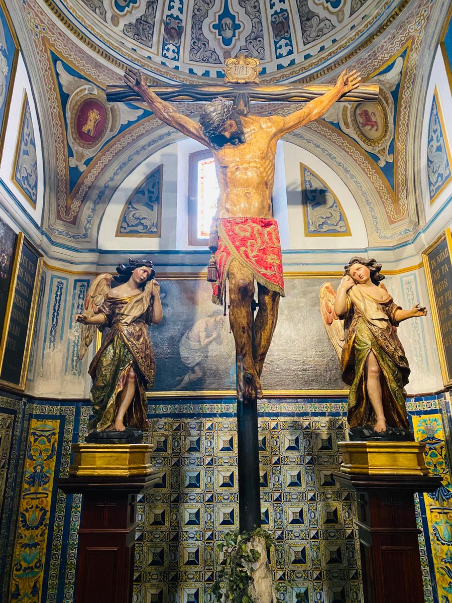 La imagen del Cristo del Socorro (1600) de la parroquia de Santa Ana colocada bajo la cúpula de la antigua capilla bautismal escoltada por los ángeles llorosos atribuidos a Pedro Roldán. Las columnas que sostienen a los ángeles son de la Parroquia de las Santas Junta y Rufina.