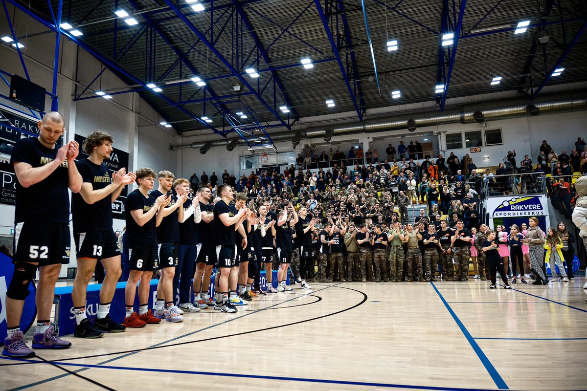 From training field to basket-ball court : 🇨🇵 soldiers cheer Tere Kadrina basket-ball team during their championship final 🏀 to victory ! See more : sport.err.ee/media/video/4a…
