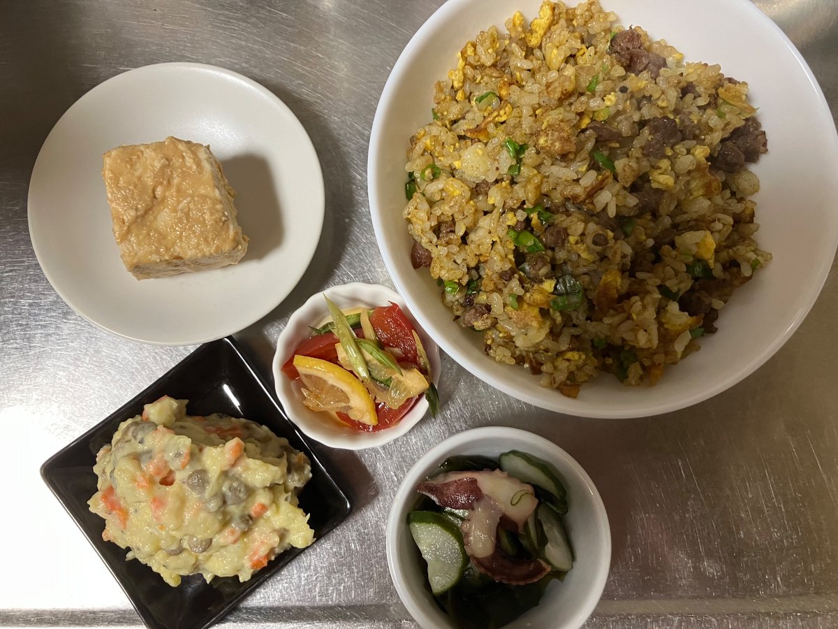 カレー炒飯とレンズ豆入りポテサラ〜〜〜