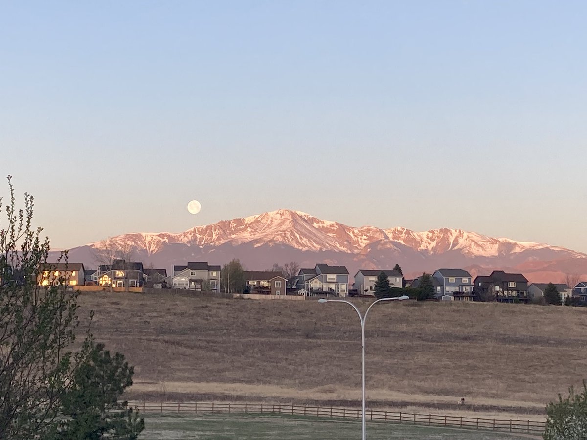 A #RockyMountain moonset over #AmericasMountain, #PikesPeak. From #GodsPaintBrush.