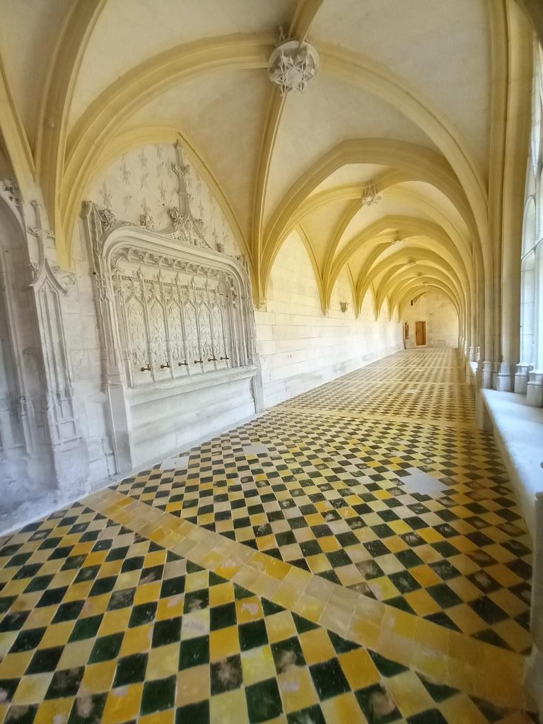 Différentes vues du cloitre restauré de l'abbaye Saint-Wandrille de Fontenelle.. Une merveille ! Avec notamment les carreaux réalisés à l'identique de ceux du XVème et XVIème dont on avait la trace. #SeineMaritime #Normandie #Abbaye #Patrimoine #France (Crédits📷L.Pentecôte)