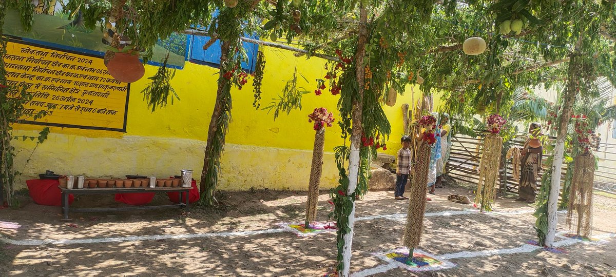 Eco Friendly polling station based upon the Baiga tribe culture being set-up at Kukrapani - 10, Block -Bodla, District - Kabirdham #Chhattisgarh 🤝✨ Credit: @CEOChhattisgarh #ChunavKaParv #DeshKaGarv #ECI #LokSabhaElections2024 #Elections2024