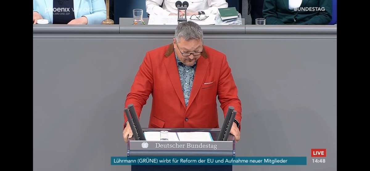 Wenn der Redner schon wie ein 🤡 aussieht, dann darf man sich auch nicht wundern, wenn er sich wie einer verhält. Ein weiterer Beleg dafür, dass diese korrupten Vaterlandsverräter schnellstmöglich verboten werden müssen! #kreuter #krah #bystron #afd #bundestag