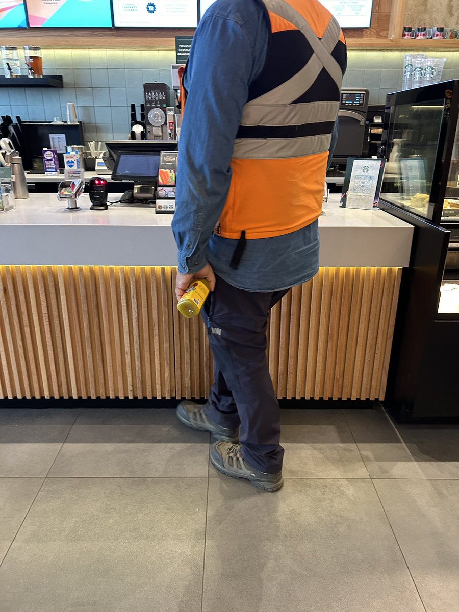 Estay en el Mall, tomándote un cafe en el puto Starbucks … ¿PORQUE USAS CHALECO GEOLOGO?
¿No podi dejarlo en el bolso o camioneta?
¿crees q te ves la raja?
O ¿crees q las mujeres caerán de inmediato en tus brazos?
#Antofagasta #Calama