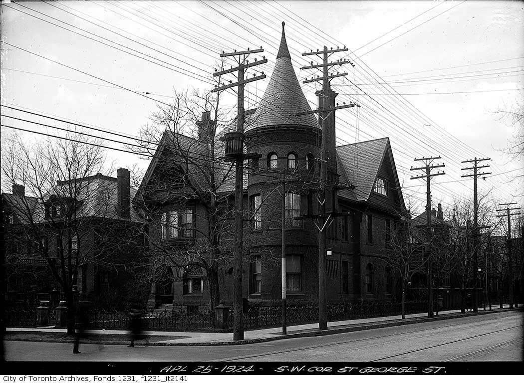 Before the Bata Shoe Museum, this house stood on the southwest corner of Bloor Street West and St. George Street. This photo was taken #OnThisDay in 1924 ow.ly/tWOa50Rir5R #OTD #TOHistory #TorontoArchives