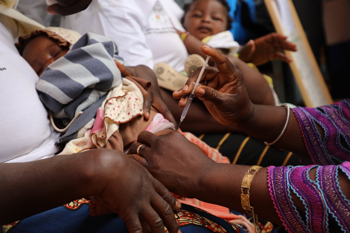 Voici tout ce vous devez savoir sur le premier vaccin antipaludique, le RTS,S : 👇🏿 1. Il est le tout premier vaccin recommandé contre une maladie parasitaire humaine. 2. Le premier spécialement conçu pour lutter contre le #paludisme. 🦟 #JournéeMondialeContreLePaludisme