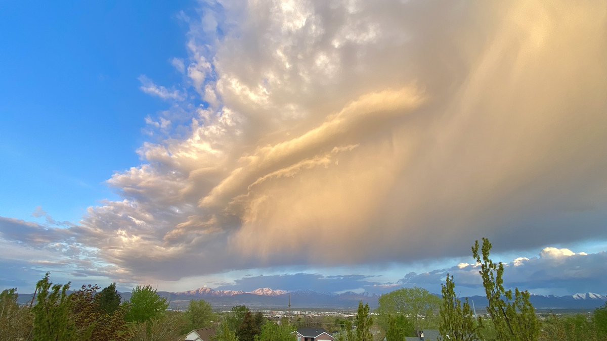 Incredible incoming storm display the sunrise perfect 🤩 Draper, Utah #utwx @StormHour @AlanaBrophyWX @ThomasGeboyWX @spann @NateLarsenWX @ChaseThomason @KSL_Matt @Brody_wx @weathercaster @GarofaloWX @dannahyer