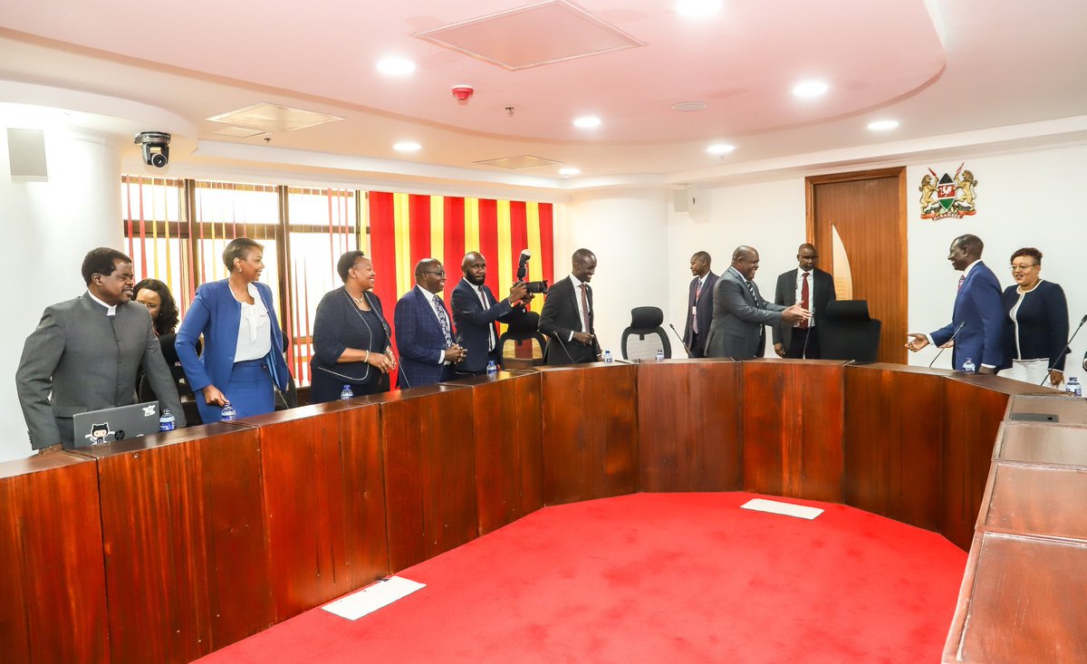 H.E President William Ruto tours a Committee Room in Bunge Towers, after the grand opening.

Bunge Tower boasts 26 state-of-the-art Committee rooms from 1st-5th floor, all fitted with advanced audio-visual and conference management systems.
 
#MaendeleoKE #13thParliament