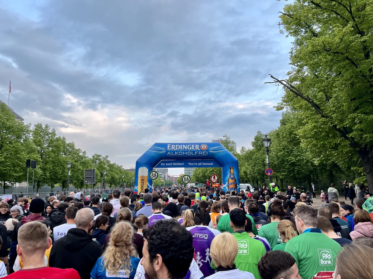 Gemeinsam 5,5 Kilometer durch Berlin: Was für ein #Teamerlebnis!  Über 1000 Unternehmen haben gestern am #22BerlinerFirmenlauf teilgenommen – und natürlich waren wir mit dabei! Die Stimmung war großartig und wir freuen uns schon auf die Teilnahme im nächsten Jahr. #PeopleMatter