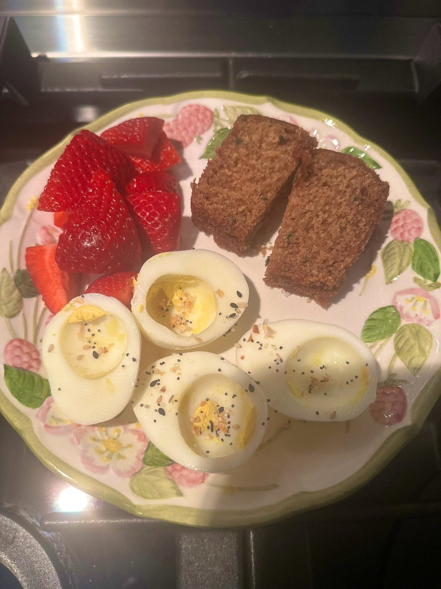 A mostly 🥹 balanced, on-the-go breakfast, for the student-athlete who says, “I’m not hungry”: HB eggs, fresh fruit & zucchini bread (H20) + post-workout protein shake. #keepitsimple #foodisfuel #planahead