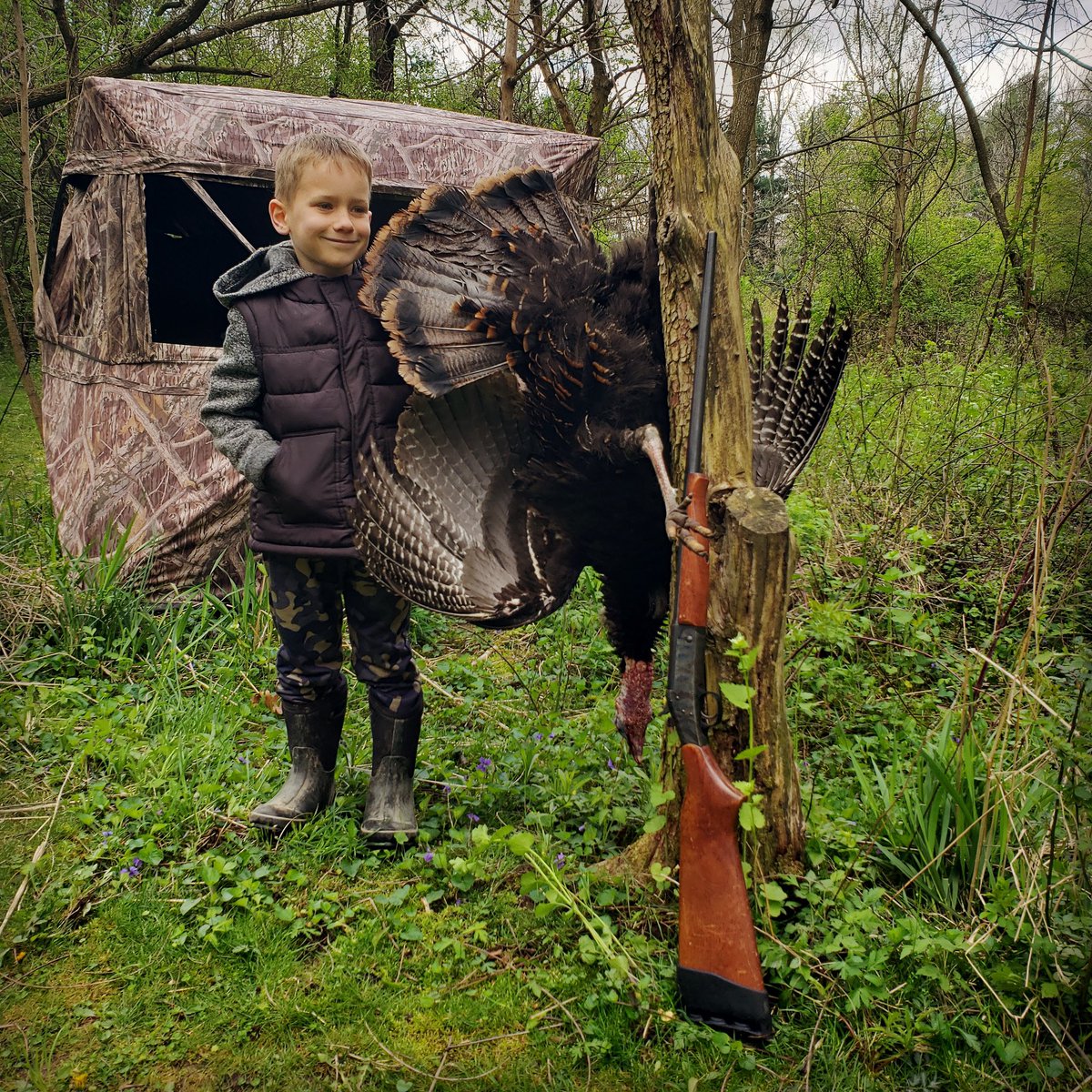 Little man is satisfied 🦃 📸 Michael Tepe #fallobsession #fallobsessed #turkey #turkeyhunting #turkeyhunter #springturkey #youthhunt #youthhunting #takekidhunting #gobbler #thunderchicken #cantstoptheflop