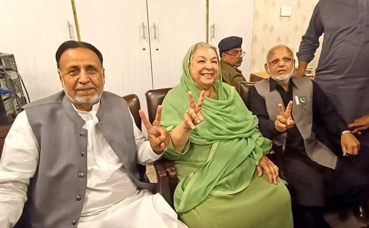 Niazgul1623854's tweet photo. اپنی مٹی سے وفا کرنے والے 3 بہادر جن کی خراب صحت بھی ان کی نظریے اور ملک سے وفاداری کے آڑے نہیں آسکی،جو اپنے لیڈر عمران خان کے ساتھ ہر جبر کے باوجود کھڑے ہیں اور ان کی مسکراہٹ ہے جو باطل کے آلہ کاروں پر کاری ضرب ہے۔
#ReleasePoliticalPrisoners
#MadamThiefMinister
#ReleaseIm https://t.co/gC4Ai4TGGR