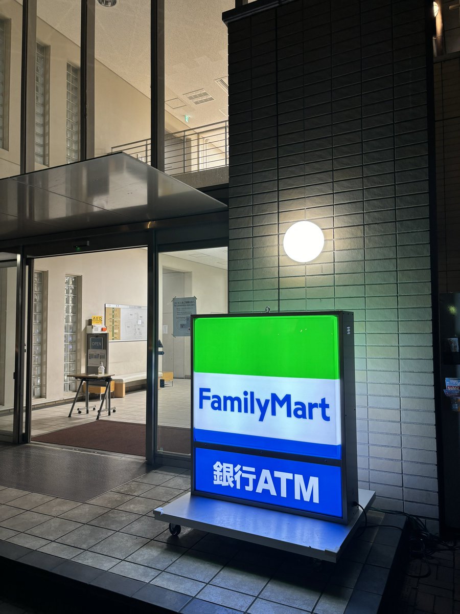 icunesco's tweet photo. 【部室への行き方】

写真1枚目：ファミマがある方のD館(西棟)に入る
↓
2枚目：ベンチ横を左手に進む
↓
(階段かエレベーターで3階へ)
↓
3枚目：3階踊り場を右へ進む
↓
4枚目：左奥の部屋に入る https://t.co/8Ud2TY9e86