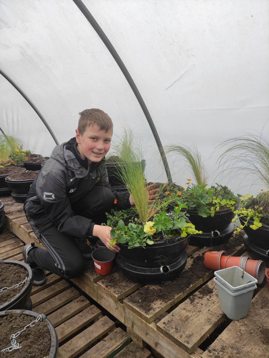 It was great to see students from @GryphonSchool planting up #Sherborne's hanging baskets under the guidance of Louise and staff from Castle Gardens, @TheGardensGroup The baskets will be displayed outside shops and businesses in the centre of the town by early June.
