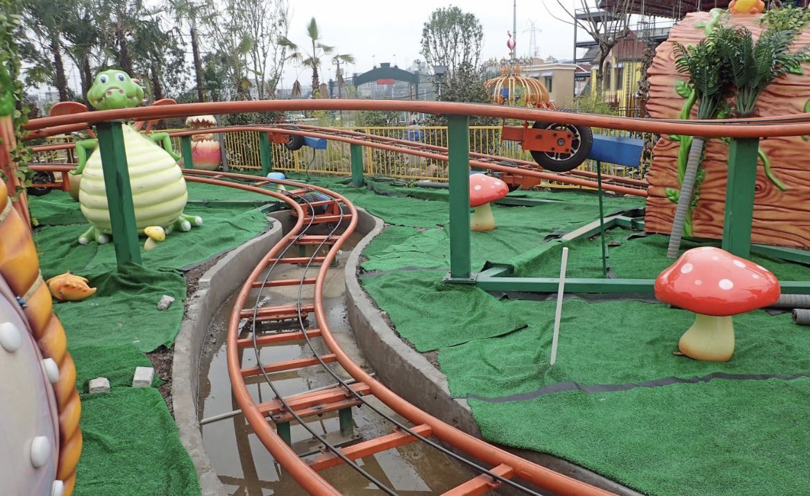 April 25th, a perfect date! And you are not ready, to take on Brave Jurassic at Happy Town Parent-Child Park in Chongqing, China! 🇨🇳 The theming though!! This is a 2019 coaster, that also has spinning cars! It was manufactured by the Zhongshan Supergame Amusement Machine (📸RCDB)
