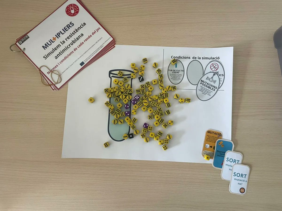 Bacterial mutations can be a dry topic in #school - but not with the board game developed by our #OpenScience Community in Barcelona/@CrecimUab! Using game cards and a dice set, the game is sparking interesting discussions across the high schools involved in the project 🙌