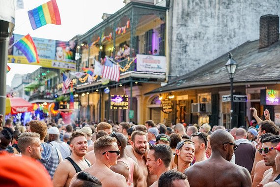 Il y quelques années, Grant Storms, un pasteur américain, a tenté d'interdire un festival gay, le 'Southern Decadence' qu'il jugeait dépravé et dangereux. Quelques années plus tard, il a été arrêté en train de se masturber dans un parc pour enfants. Le CSC magistral
