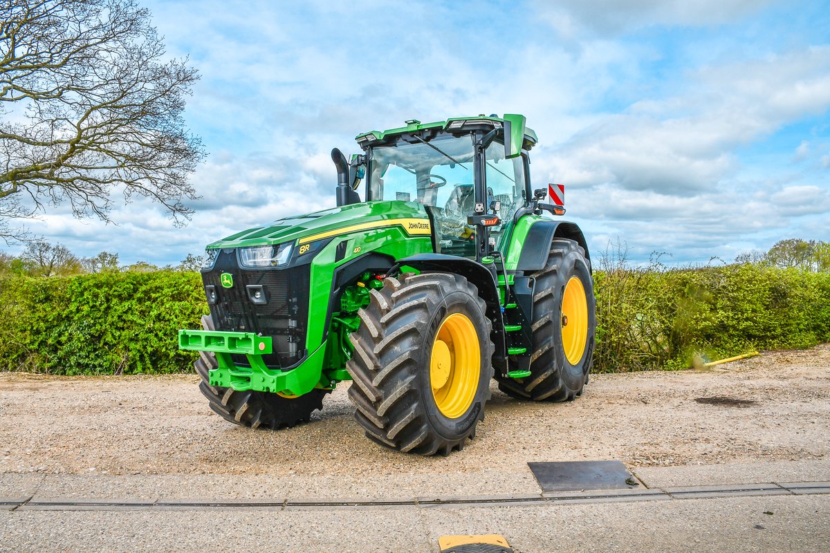 ✨ Machine Of The Week ✨ John Deere 8R410 2024, new, E23 50k, Ultimate Comfort. 💚 Want more info? Send us a DM or get in touch with the team here 👉 benburgess.co.uk/contact-us/ #johndeere #johndeeretractor #8r410 #johndeereforsale #benburgess #machineoftheweek