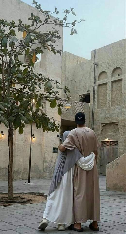 "أفدِيكَ بالنَّفسِ والدُّنيا وما فيهَا
وَالأهْلِ والنَّاسِ قَاصِيهَا ودَانيهَا".