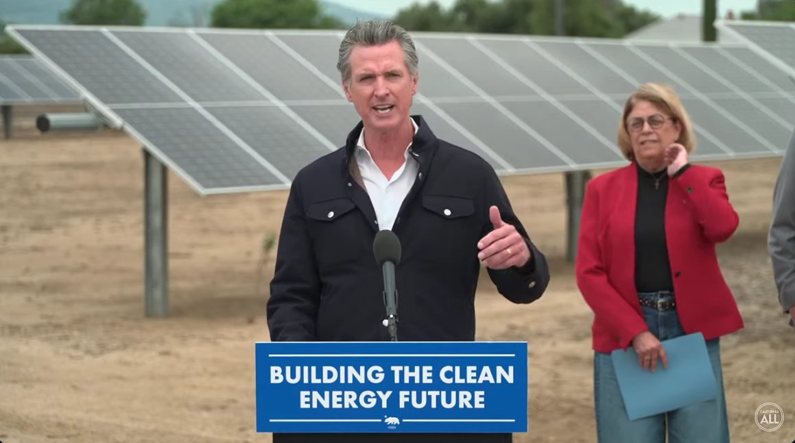 Governor @GavinNewsom highlights a major #CleanEnergy milestone: we now have 10,000 MW of installed battery storage capacity, AND California has run on 100% renewable energy for 40 of the last 48 days. 🔋🥳