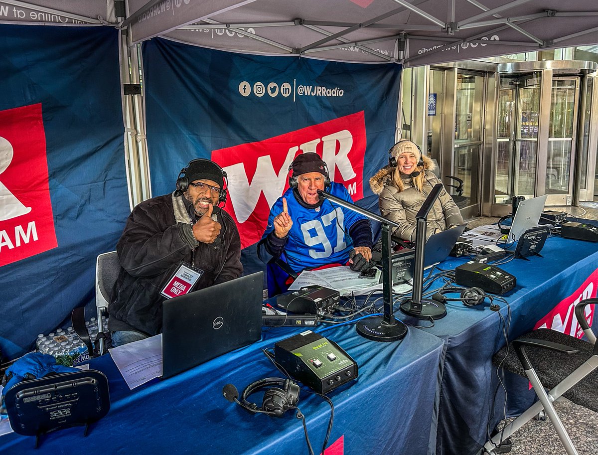 First folks I saw early this chilly morning were @newsGuy760 Lloyd Jackson @Jamie_Edmonds & the @wjrradio Team. #Detroit #NFLDraft