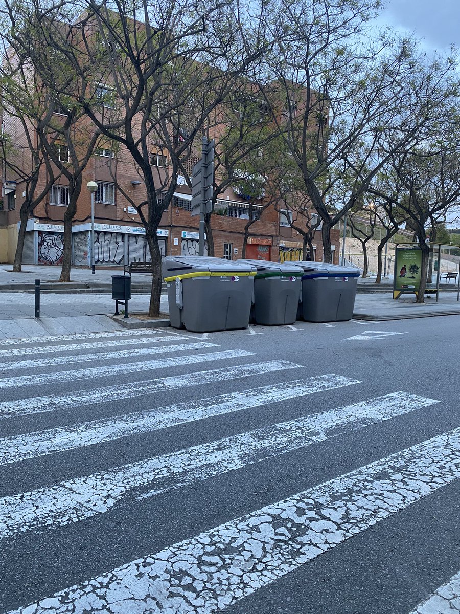 Merii______'s tweet photo. Bona tarda @barcelona_010 . Amb aquets contenidors que s’han colocat a C/Ferrocarrils catalans amb C/Foneria es redueix visibilitat afectant a conductors i costa que vegin els vianants. És bastant perillós. https://t.co/qvnrtNKhPQ