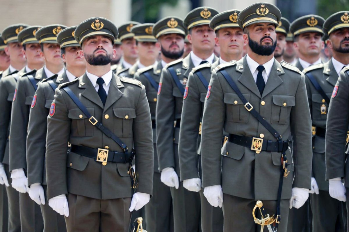 🌙 #Buenasnoches El #EjércitodeTierra primará los principios éticos basados en el HONOR, la INTEGRIDAD y el RESPETO. Responden a una exigencia de la que se hará norma de vida para nuestros #militares. 🫵 De esta forma seremos garantía de paz y seguridad. #SomostuEjército 🇪🇸