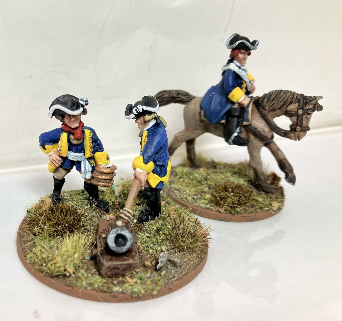 Jacobite Rebellion - Government Coehorn Mortar with crew and artillery officer overseeing the proceedings.
#28mm #JacobiteRebellion