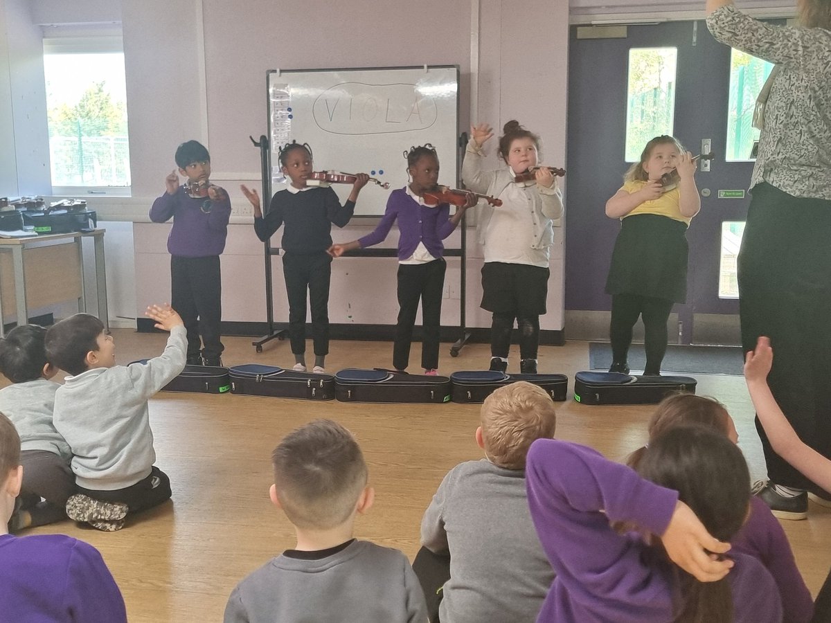 P2/3 @Clovenstone had a great time this afternoon with Big Noise @sistemascotland as they were introduced to the viola. Pupils, listened well and could remember the instructions when it was their turn to play for us. @MrsKaneP23