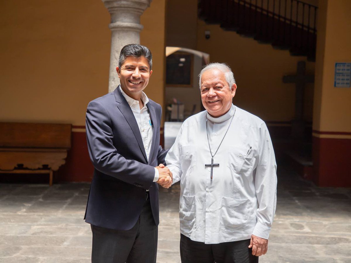 Encantado de reunirme con Monseñor Víctor Sánchez Espinosa, Arzobispo de Puebla. Coincidimos en la urgencia de que entre todos, trabajemos para recuperar la paz y la tranquilidad en el estado de Puebla, fomentando los valores y tradiciones.