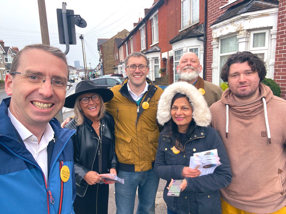 🔶 Great to joined by @TerryStacyLD canvassing in Watford this evening. A week from polling day, lots of good chats and support for the @WatfordLibDems team.