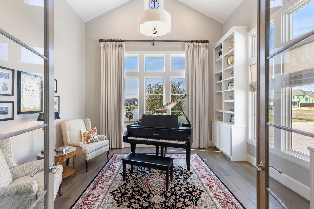 One of the highlights of the remarkable 24822 Lake Kent Lane is its elevated study! Can you picture yourself in this room? 
#Spring #Springtx #augustapines #Thewoodlands #Thewoodlandstx #Entertainmentbar #Frankel #Frankelbuilder #ShadowCreekReserve #thewoodlands #thewoodlandstx