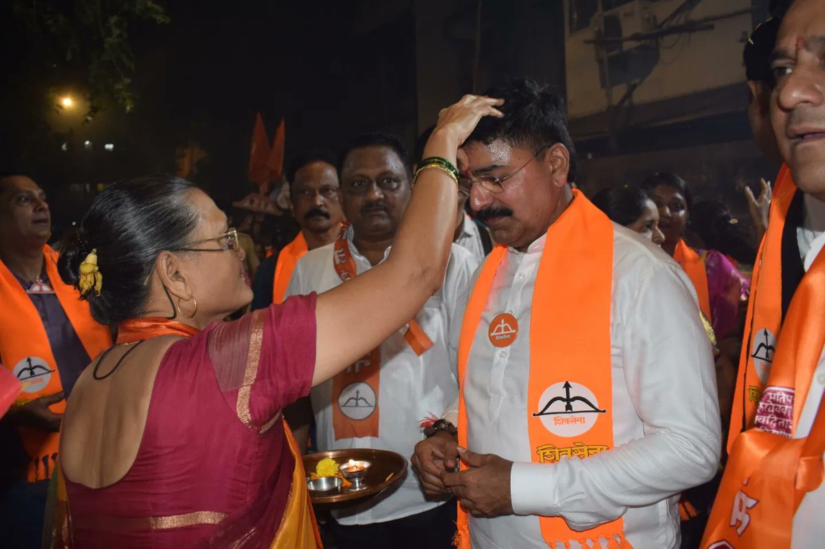 shewale_rahul's tweet photo. माझ्या लोकसभा मतदार संघातील दादर परिसरातील श्री साई दत्त सोसायटी, आशा निकेतन, विजय महल सोसायटी, साई धाम मंदिर, भाग्यनगर सोसायटी या ठिकाणी भेट देऊन रहिवाशांसोबत संवाद साधला.

#Shivsena #BJP #RPI #MNS #mahayuti #AbkiBaar400Paar
#AbkiBaarShivsenaKeSath400Paar
#BalasahebKeVicharoKiModiSarkaar
#ViksitMumbaiToViksitBharat
#विकसित_मुंबई_ते_विकसित_भारत
#MpRahulShewale

@Shivsenaofc @BJP4India @BJP4Mumbai 
@mieknathshinde @Dev_Fadnavis @AjitPawarSpeaks @mnsadhikrut @RajThackeray @misadasarvankar @Rajesh_Shirwadk @samadhan234 @SandeepDadarMNS @VilasAmbekar2 @VikrantAchrekar