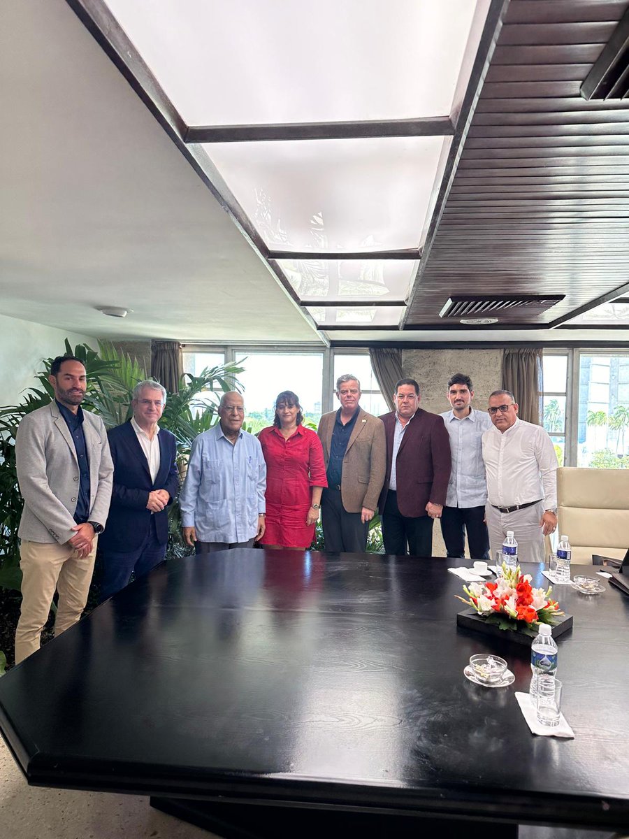 🗣| Recibe Viceprimer Ministro de #Cuba🇨🇺, Ricardo Cabrisas, al Sr. Laurent Freixe, CEO de Nestlé para Latinoamérica. Participan en el encuentro representantes del @MINCEX_CUBA, @minalcuba, ZEDM y @coralsacuba. #UnidosPorCuba🤝 #CoralsaCuba